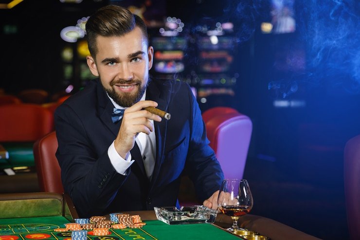 Antarmuka aplikasi mobile holocure menampilkan live-dealer kasino dan menu sportsbook terintegrasi